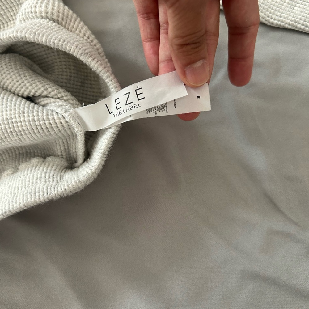 Leze The Label Women's Light Gray Waffle Ribbed Sleep Top